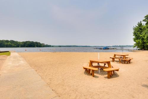 Chippewa Lake Cottage w/Fire Pit!