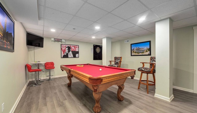 City living W/Hot tub, Pool Table, Movie Theater!
