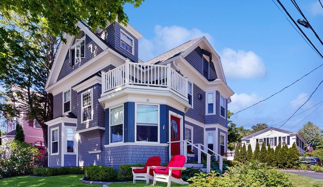 Classic apartment in the heart of town - walk to beaches/eateries