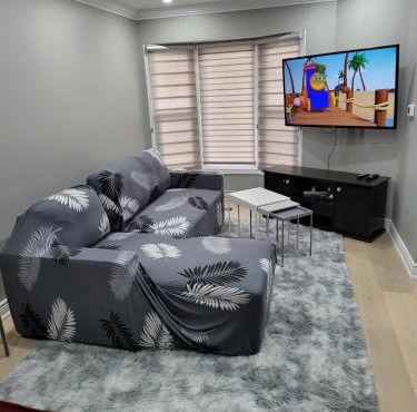 Classic & Luxury Private Detached Entire Home with Free WI-FI & T.V