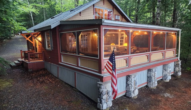 Classic Maine Lake Cottage, 25ft from lake shore!