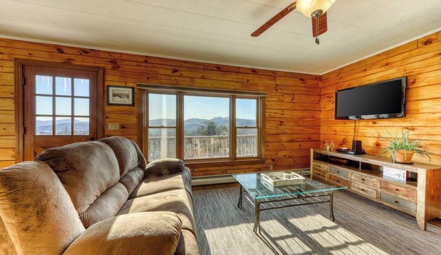 Clean Secluded Cabin w/Incredible Mountain Views!