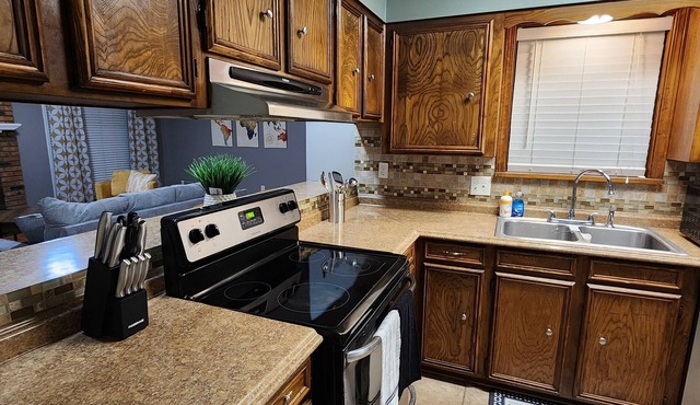 Close to Louisiana Down's Casino. A charming 3-bedroom house, great amenities!