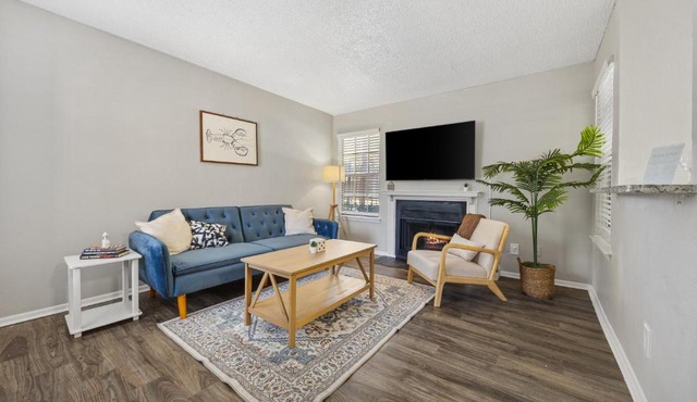 Coastal Hues - Pool, Gym & Free Parking!