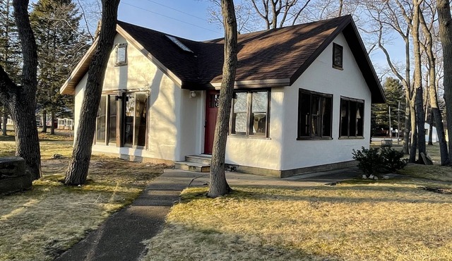 Come relax at this peaceful, rustic cabin on the shores of Lake Huron.