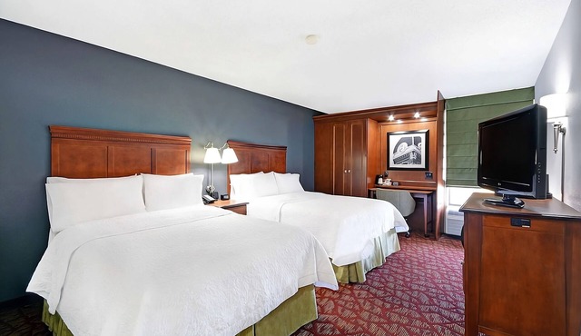 Comfort and Relaxation! Onsite Pool, Pets Allowed, Free Parking and Breakfast!