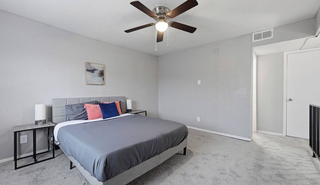 Comfortable 1BR townhome with full kitchen