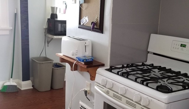 Comfortable, charming 2 bedroom upper duplex in Toledo, Ohio.