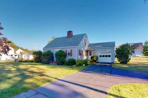 Comfortable home near the beach - dog-friendly - full kitchen & washer/dryer