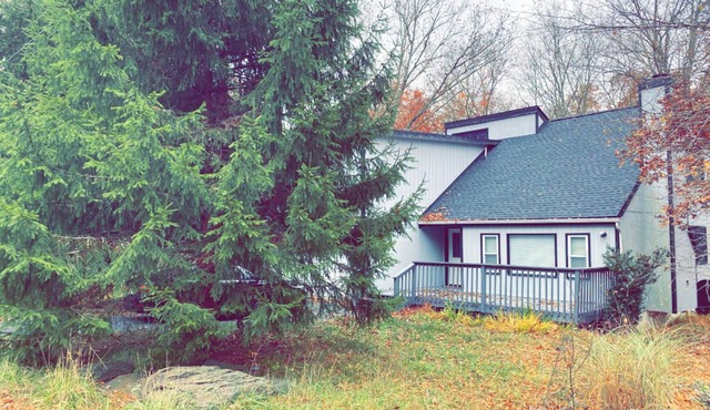 Comfortable house with a private hot tub in Poconos