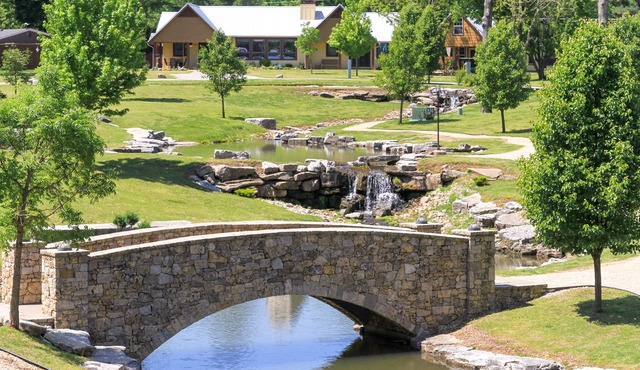 Community Pool, Fishing Ponds, Hot Tub, 2 King 2 Queen+Beds SINGLE STORY