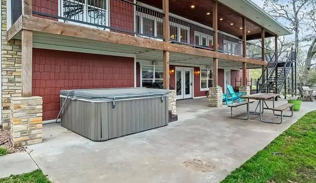 Compound on Lake - Gameroom/Dock/Pool/Hot tub - Sleeps 37