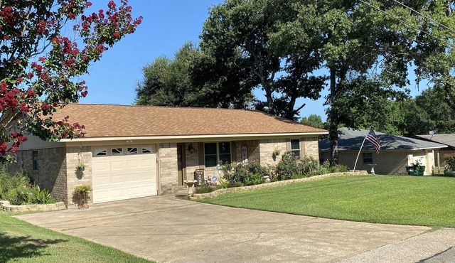 Conveniently located 3 bedroom, 2 bathroom home, 5 minutes from downtown.