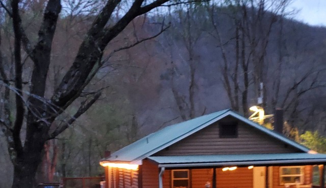 Converted cabin.10 minutes from the Blue Ridge Parkway 25 minutes to Asheville