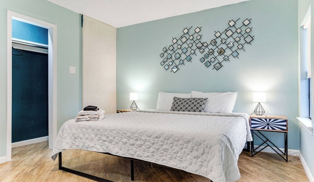 Cool 1-bedroom studio with AC in vibrant Dallas