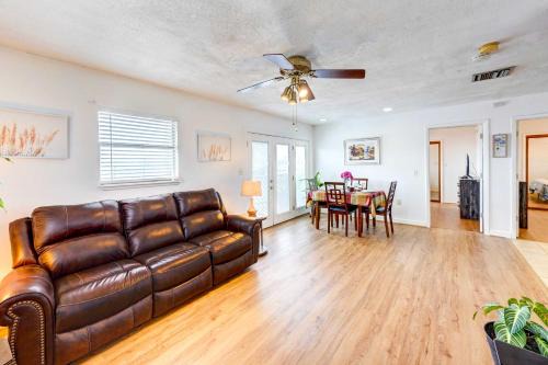 Corpus Christi Extended Stay - 7 Mi to Beach!