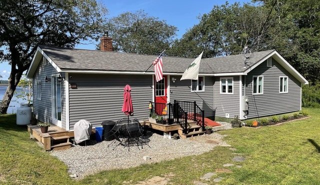 Cottage in Edgecomb - Waterfront Holiday Getaway