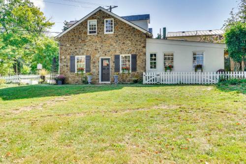 Cottage w/Furnished Patio & Garden: Dtwn Leesburg