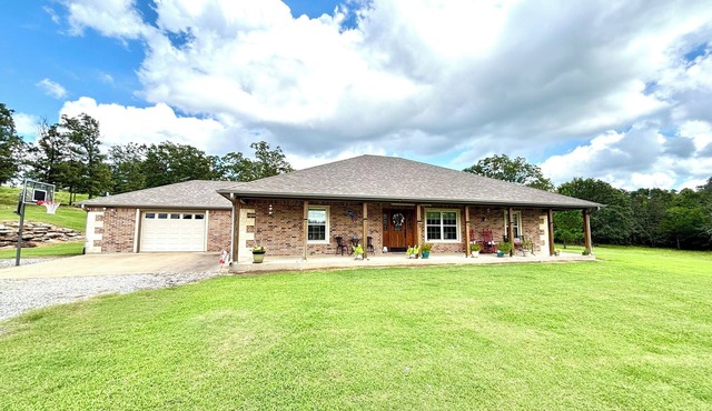 Country Solitude! Sleeps 10 on 7 Acres!