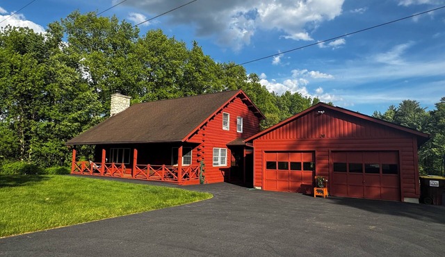 Country style log cabin on private 4 acres lot minutes from downtown Saratoga