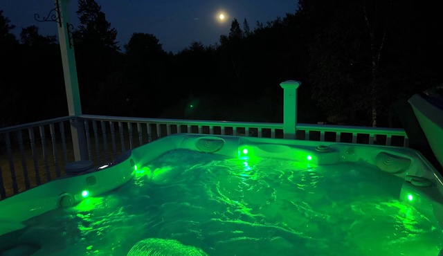 Couples Villa Retreat w/85” Sony HD 8K TV Pool table New Jacuzzi Spa & Game room