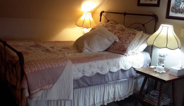 Cozy 1-bedroom loft efficiency apartment in tranquil Ledbetter with WiFi, AC