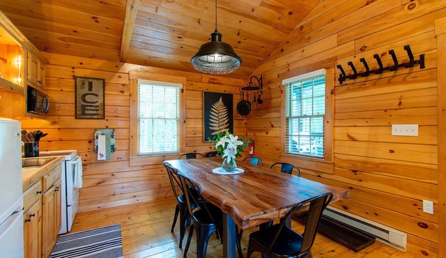 Cozy 2-Bedroom Cabin - 10 Minutes to Camden!