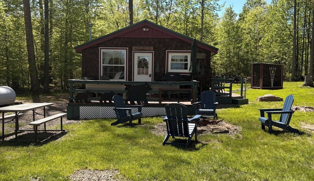 Cozy 2-bedroom cabin,sleeps 5, located on a private Ln,Close to Cooks Forest.