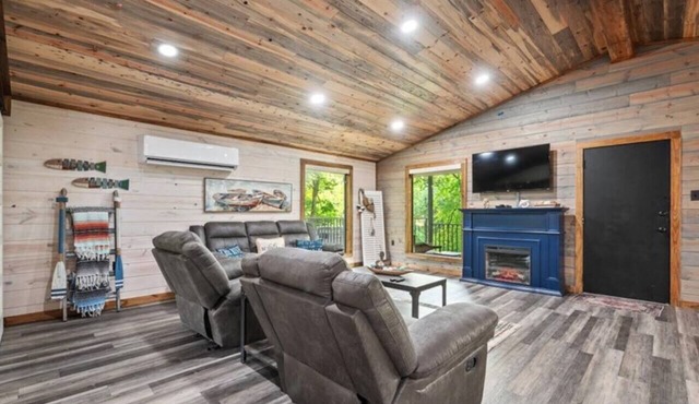 Cozy 2-bedroom cabin on beautiful Glover River in Broken Bow.