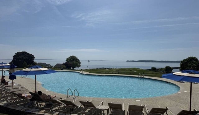Cozy 2-bedroom condo overlooking the golf course and Atlantic ocean!