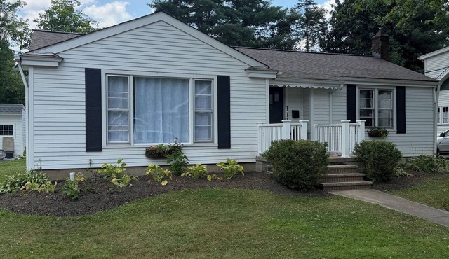 Cozy 2-bedroom house in Chagrin Falls Village, Walk to Everything