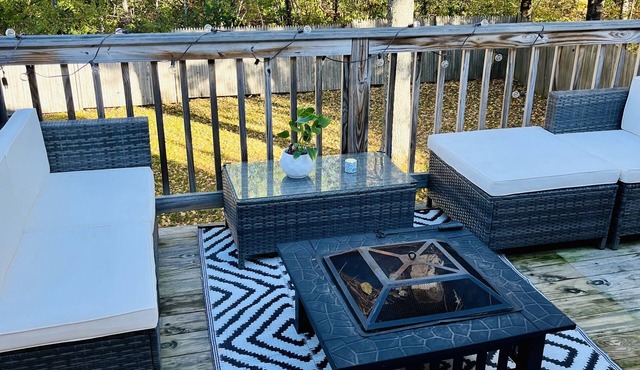 Cozy 2 Bedroom Home - Private Backyard with Seasonal Pool