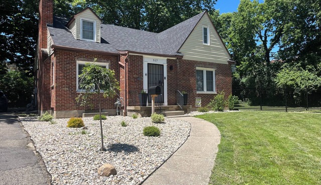 Cozy 2-bedroom perfect house in Dayton with air conditioning and backyard space