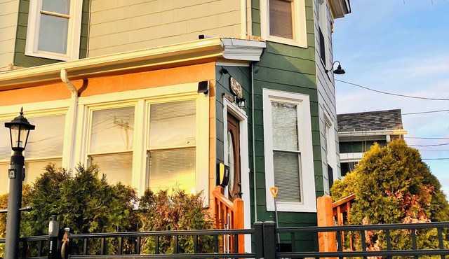 Cozy 2-Bedrooms Apartment In Historic Syracuse. Vintage Charms & Modern Comfort