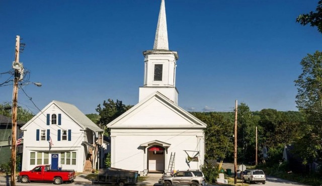 Cozy 2 BR by River, Crooked Steeple Hall