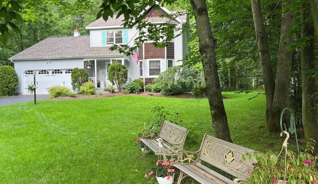 Cozy 3 bedrm colonial near Saratoga Springs and Adirondack/Lake George region.
