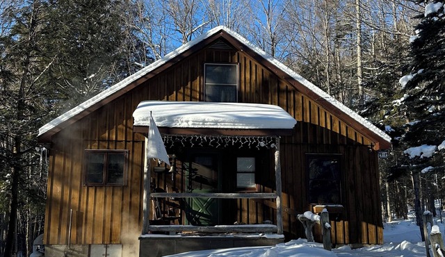 Cozy 3-bedroom cabin in welcoming Indian Lake with WiFi/30 mins to Gore Mt