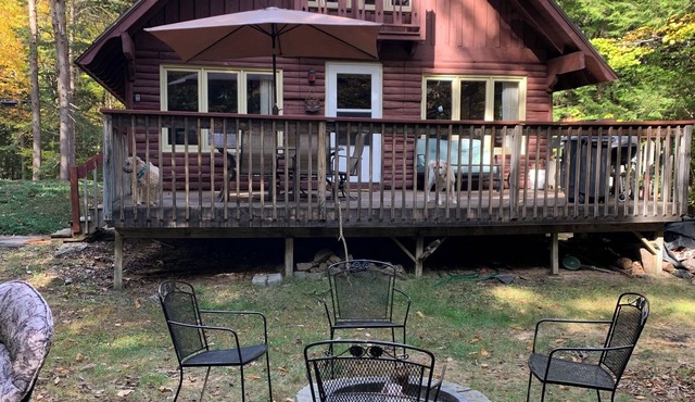 Cozy 3-bedroom chalet in lovely Bridgton 1/4 mile from pleasant mountain Skiing