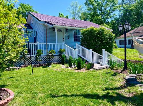 Cozy 3 Bedroom Home a short walk to Main Street Shadow Lake Dance Night Club