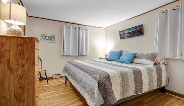 Cozy 3 bedroom home, next to pleasant mountain and Moose Pond.