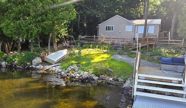 Cozy 3-bedroom Lakefront camp on Great Pond in Belgrade Maine w/WiFi, AC
