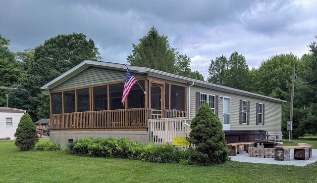 Cozy 3-Bedroom Retreat with Hot Tub near Pymatuning Lake & Snodgrass Boat Launch