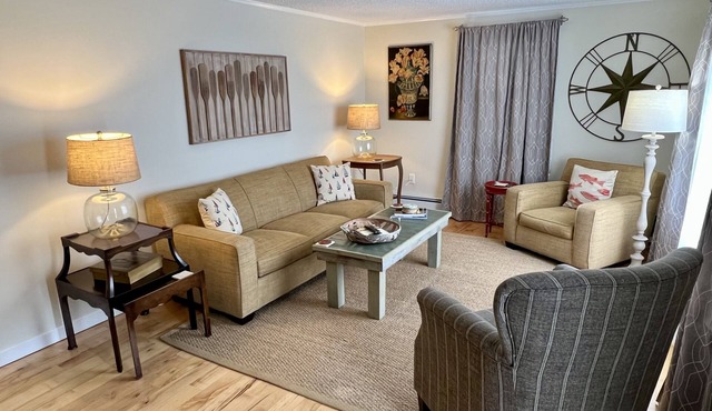 Cozy 3 bedroom house with large covered porch just steps from downtown BBH.