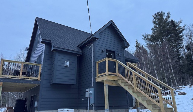 Cozy 4-bedroom cabin with WiFi, AC in fabulous Bethel