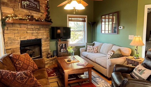 Cozy Appalachian Mountain Cabin with a beautiful mountain range view & sunsets
