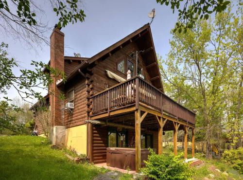 Cozy Athens Cabin on the Lake with Hot Tub & Backyard
