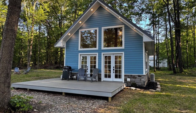 Cozy brand new 2-bedroom cabin in charming Rockton, Pennsylvania with AC.