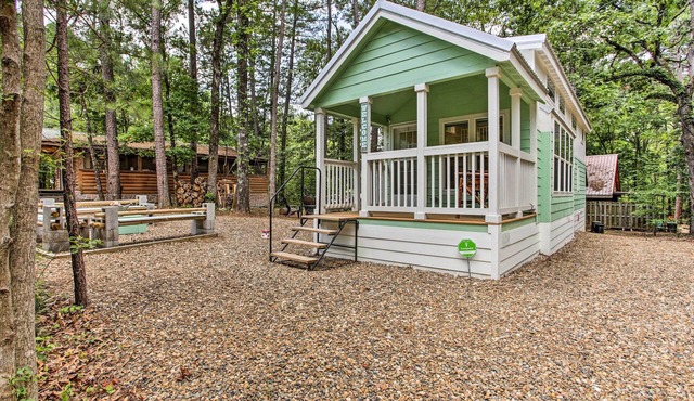 Cozy Broken Bow Getaway w/Fire Pit, 5 Mi to Lake!