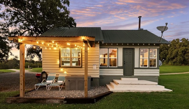Cozy Cabin Hideaway in Lush Greenery with Lakefront Views in Madill, Oklahoma