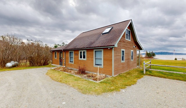 Cozy cabin in spectacular lakefront location with great views - dog-friendly